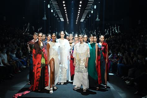 Bangkok Fashion Week: A Tapestry of Thai Tradition and Avant-Garde Innovation Woven by Vickteerut